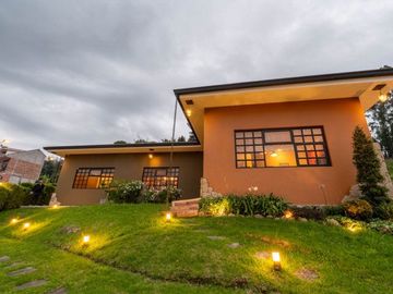 Lujosa villa en venta con 2.875m2T sector Santa María de Sayausí