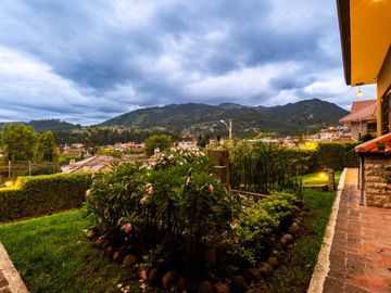 Lujosa villa en venta con 2.875m2T sector Santa María de Sayausí