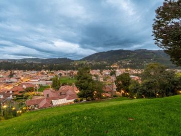 Lujosa villa en venta con 2.875m2T sector Santa María de Sayausí