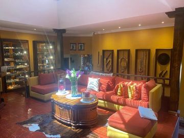 Lujosa villa en venta con 2.875m2T sector Santa María de Sayausí