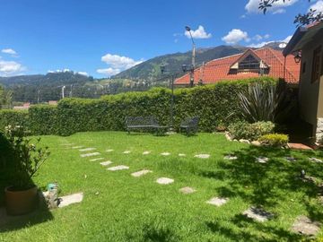 Lujosa villa en venta con 2.875m2T sector Santa María de Sayausí