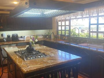 Lujosa villa en venta con 2.875m2T sector Santa María de Sayausí