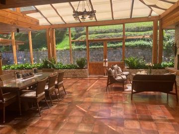Lujosa villa en venta con 2.875m2T sector Santa María de Sayausí