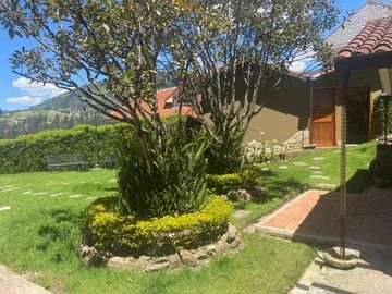 Lujosa villa en venta con 2.875m2T sector Santa María de Sayausí