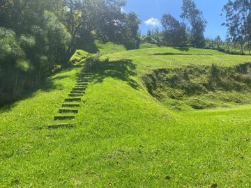 Lujosa villa en venta con 2.875m2T sector Santa María de Sayausí