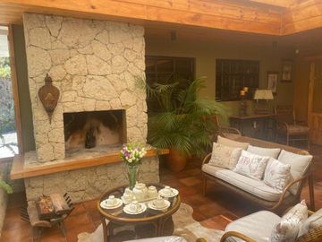 Lujosa villa en venta con 2.875m2T sector Santa María de Sayausí