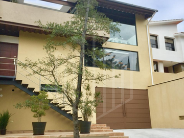 HERMOSA CASA EN CHILUCA.
