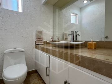 HERMOSA CASA CON JARDÍN DE ENSUEÑO EN VENTA EN CHILUCA.