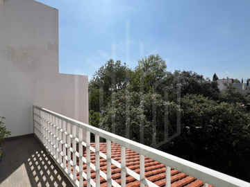 HERMOSA CASA CON JARDÍN DE ENSUEÑO EN VENTA EN CHILUCA.