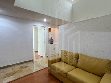 HERMOSA CASA CON JARDÍN DE ENSUEÑO EN VENTA EN CHILUCA.