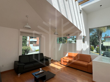 HERMOSA CASA CON JARDÍN DE ENSUEÑO EN VENTA EN CHILUCA.