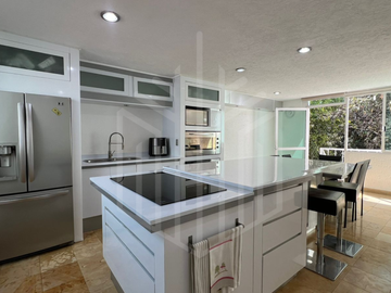 HERMOSA CASA CON JARDÍN DE ENSUEÑO EN VENTA EN CHILUCA.
