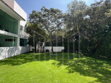 HERMOSA CASA CON JARDÍN DE ENSUEÑO EN VENTA EN CHILUCA.