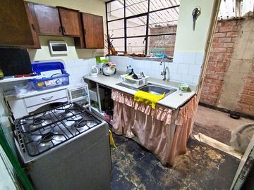 LINCE - Departamento 1er. Piso en zona comercial de 2 Dorm + Cocina Separada + Patio