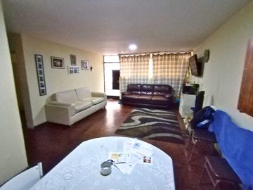 LINCE - Departamento 1er. Piso en zona comercial de 2 Dorm + Cocina Separada + Patio