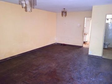 LINCE - Departamento 1er. Piso en zona comercial de 2 Dorm + Cocina Separada + Patio