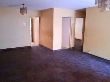 LINCE - Departamento 1er. Piso en zona comercial de 2 Dorm + Cocina Separada + Patio
