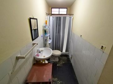 LINCE - Departamento 1er. Piso en zona comercial de 2 Dorm + Cocina Separada + Patio