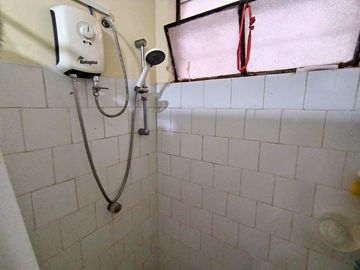 LINCE - Departamento 1er. Piso en zona comercial de 2 Dorm + Cocina Separada + Patio