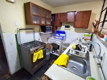 LINCE - Departamento 1er. Piso en zona comercial de 2 Dorm + Cocina Separada + Patio