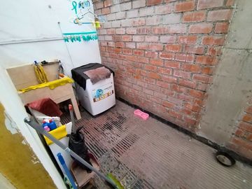 LINCE - Departamento 1er. Piso en zona comercial de 2 Dorm + Cocina Separada + Patio