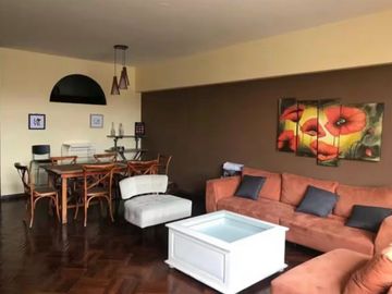 Lindo departamento con excelente vista ala plaza mayor de lima en edificio Pizarro
