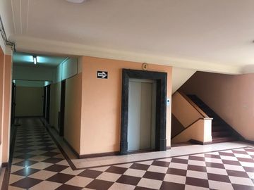 Lindo departamento con excelente vista ala plaza mayor de lima en edificio Pizarro
