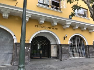 Lindo departamento con excelente vista ala plaza mayor de lima en edificio Pizarro