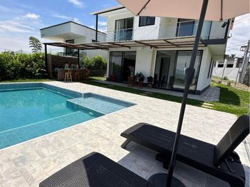 SE VENDE CASA CAMPESTRE AMOBLADA - VIA QUIMBAYA