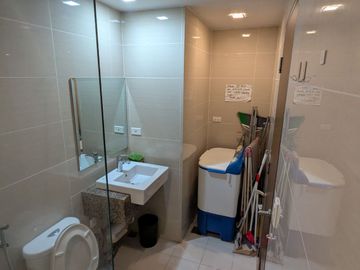 FOR SALE: 1br unit One Uptown Residences AIRBNB READY