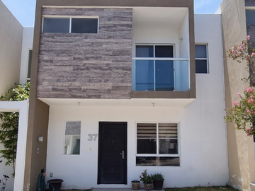 REMATO AMPLIA CASA EN FRACC EL MANANTIAL CORREGIDORA, QUERETARO