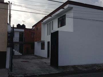 CASA EN VENTA TOLUCA NUEVA OXTOTITLAN CERCA FACULTADES CON DOS DEPARTAMENTOS