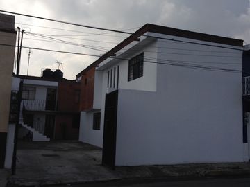 CASA EN VENTA TOLUCA NUEVA OXTOTITLAN CERCA FACULTADES CON DOS DEPARTAMENTOS