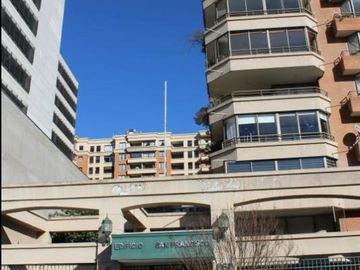 La Propiedad está emplazada en el sector consolidado central de la ciudad, conlindante a la Plaza de Armas, en pleno Centro Comercial de Talca.-