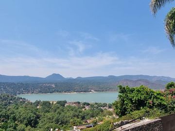 CASA VALLESANA EN VENTA CON ESPECTACULAR VISTA AL LAGO