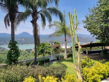 CASA VALLESANA EN VENTA CON ESPECTACULAR VISTA AL LAGO