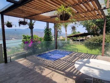 CASA VALLESANA EN VENTA CON ESPECTACULAR VISTA AL LAGO