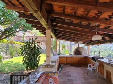CASA VALLESANA EN VENTA CON ESPECTACULAR VISTA AL LAGO
