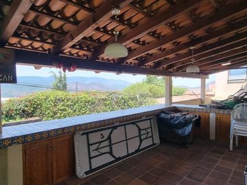 CASA VALLESANA EN VENTA CON ESPECTACULAR VISTA AL LAGO