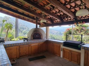 CASA VALLESANA EN VENTA CON ESPECTACULAR VISTA AL LAGO