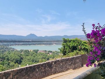 CASA VALLESANA EN VENTA CON ESPECTACULAR VISTA AL LAGO
