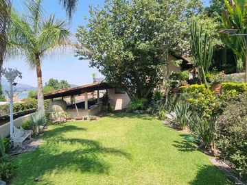 CASA VALLESANA EN VENTA CON ESPECTACULAR VISTA AL LAGO