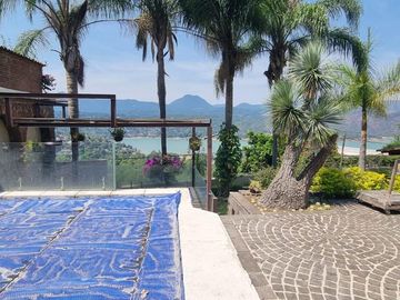 CASA VALLESANA EN VENTA CON ESPECTACULAR VISTA AL LAGO