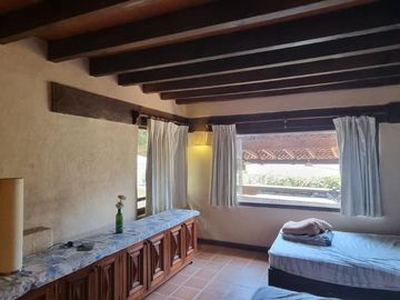 CASA VALLESANA EN VENTA CON ESPECTACULAR VISTA AL LAGO