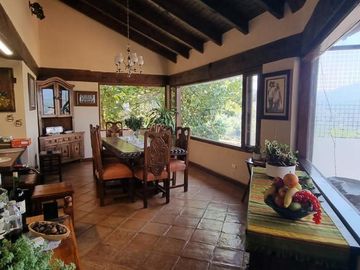 CASA VALLESANA EN VENTA CON ESPECTACULAR VISTA AL LAGO
