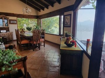 CASA VALLESANA EN VENTA CON ESPECTACULAR VISTA AL LAGO