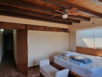 CASA VALLESANA EN VENTA CON ESPECTACULAR VISTA AL LAGO