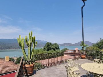CASA VALLESANA EN VENTA CON ESPECTACULAR VISTA AL LAGO