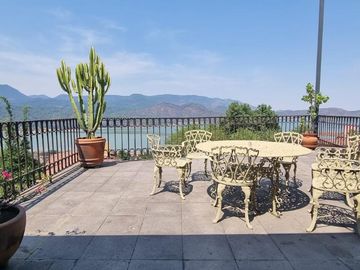 CASA VALLESANA EN VENTA CON ESPECTACULAR VISTA AL LAGO
