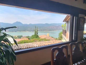 CASA VALLESANA EN VENTA CON ESPECTACULAR VISTA AL LAGO